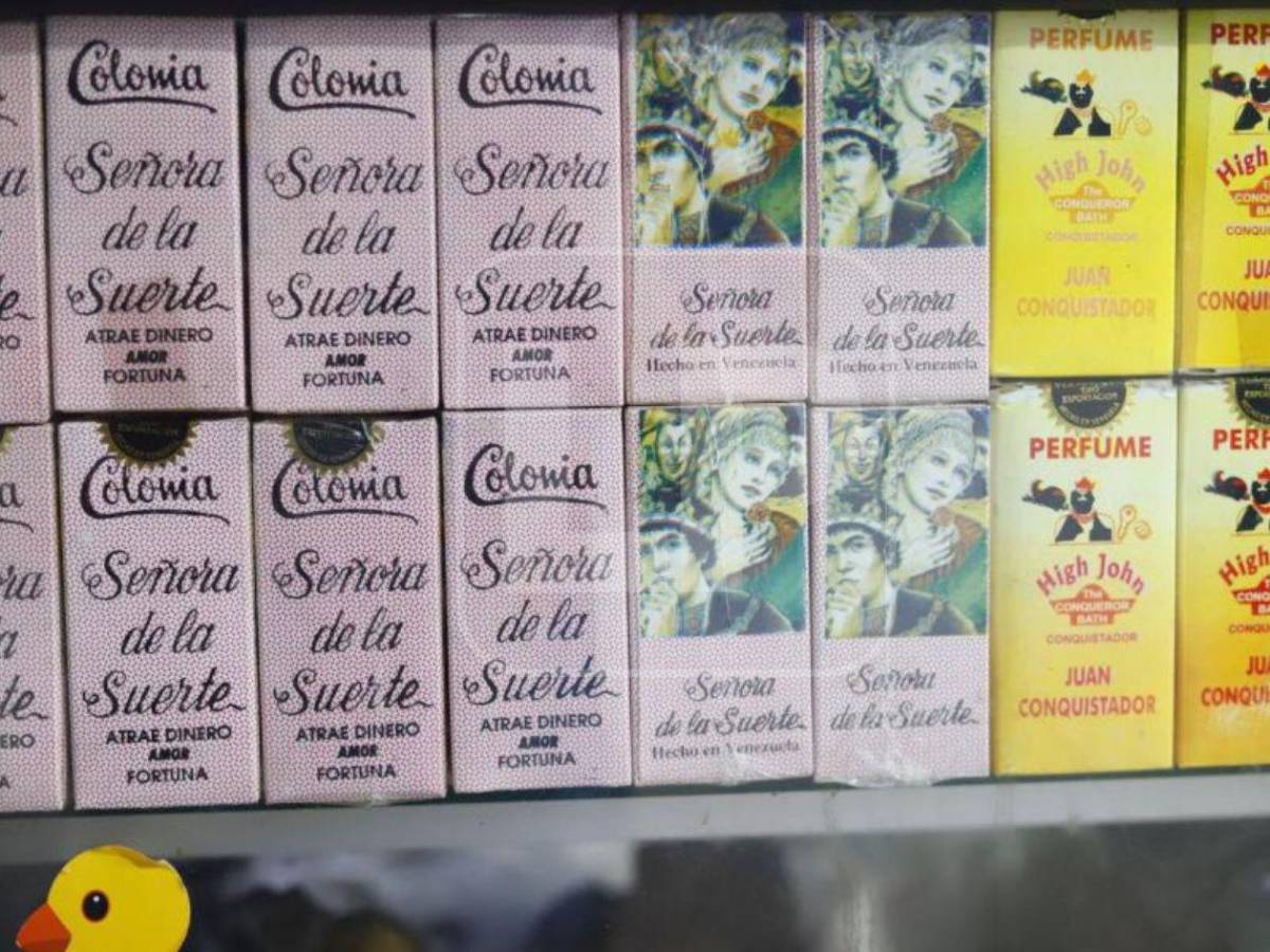 Velas, hierbas y santos: el colorido mundo de las botánicas del mercado El Rápido de SPS