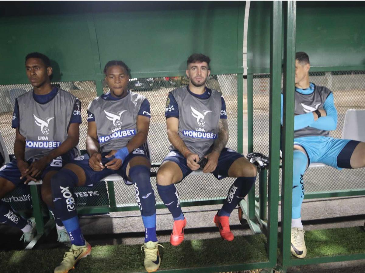 Agustín Auzmendi en el banco de suplentes del Motagua.