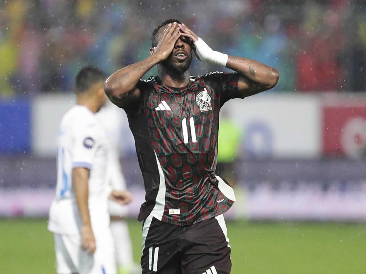 Julián Quiñones se lamenta durante el partido contra Honduras.