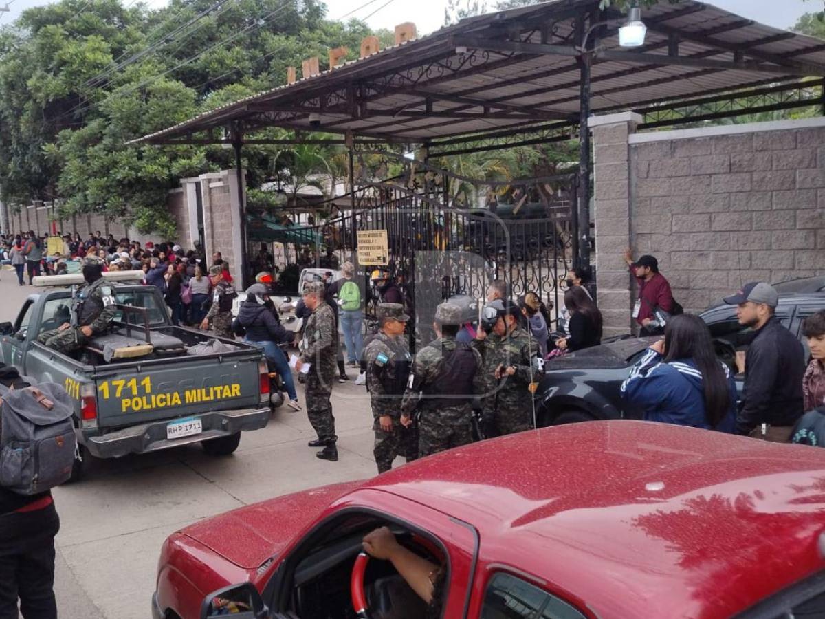 En imágenes: Así se vive la espera del escrutinio especial en los alrededores del CLE