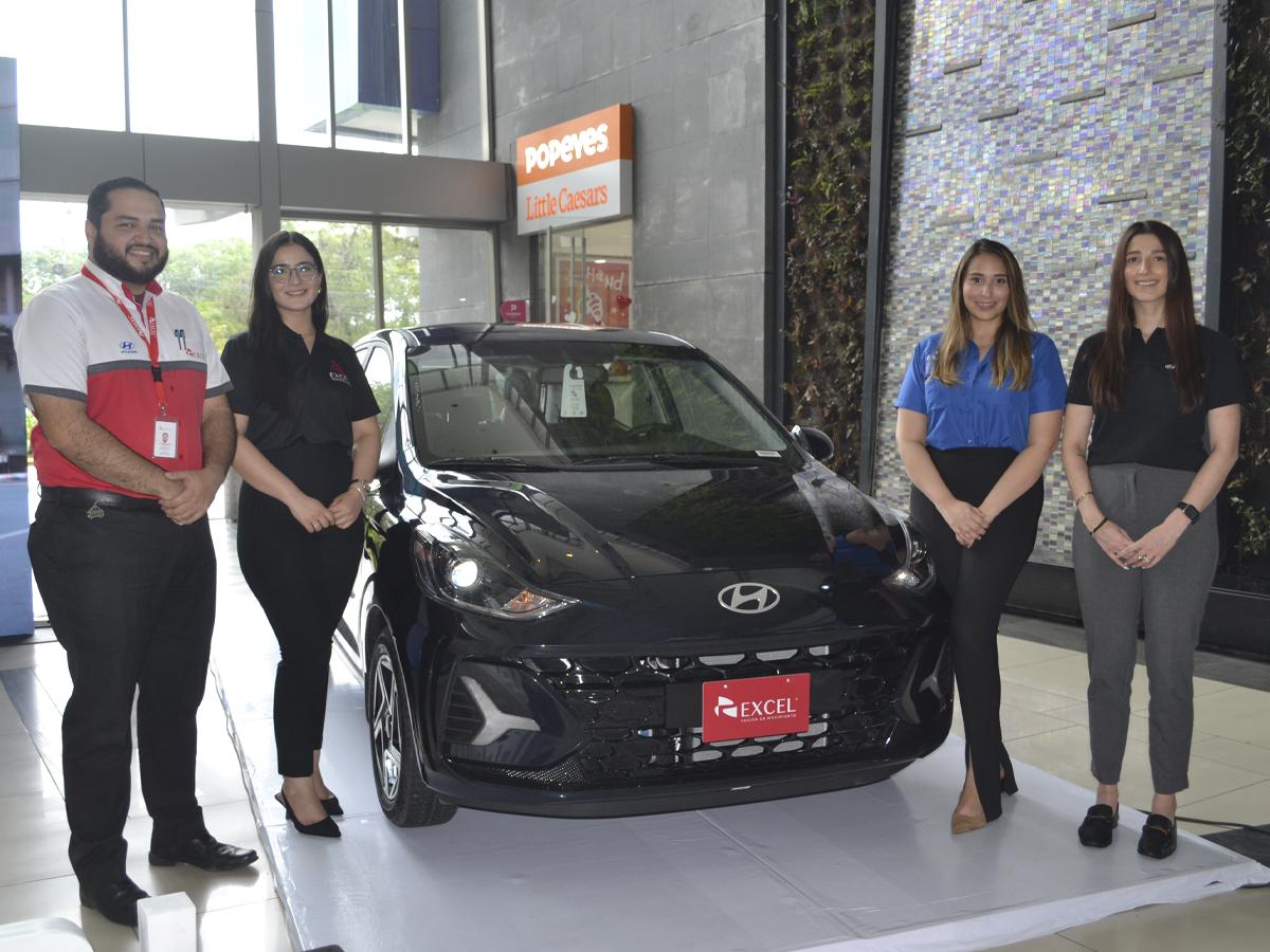 Nelson Velásquez, Andrea Rodríguez, Brenda Alvarado y Francesca García, atendieron a los invitados especiales y mostraron el nuevo modelo de Hyundai.