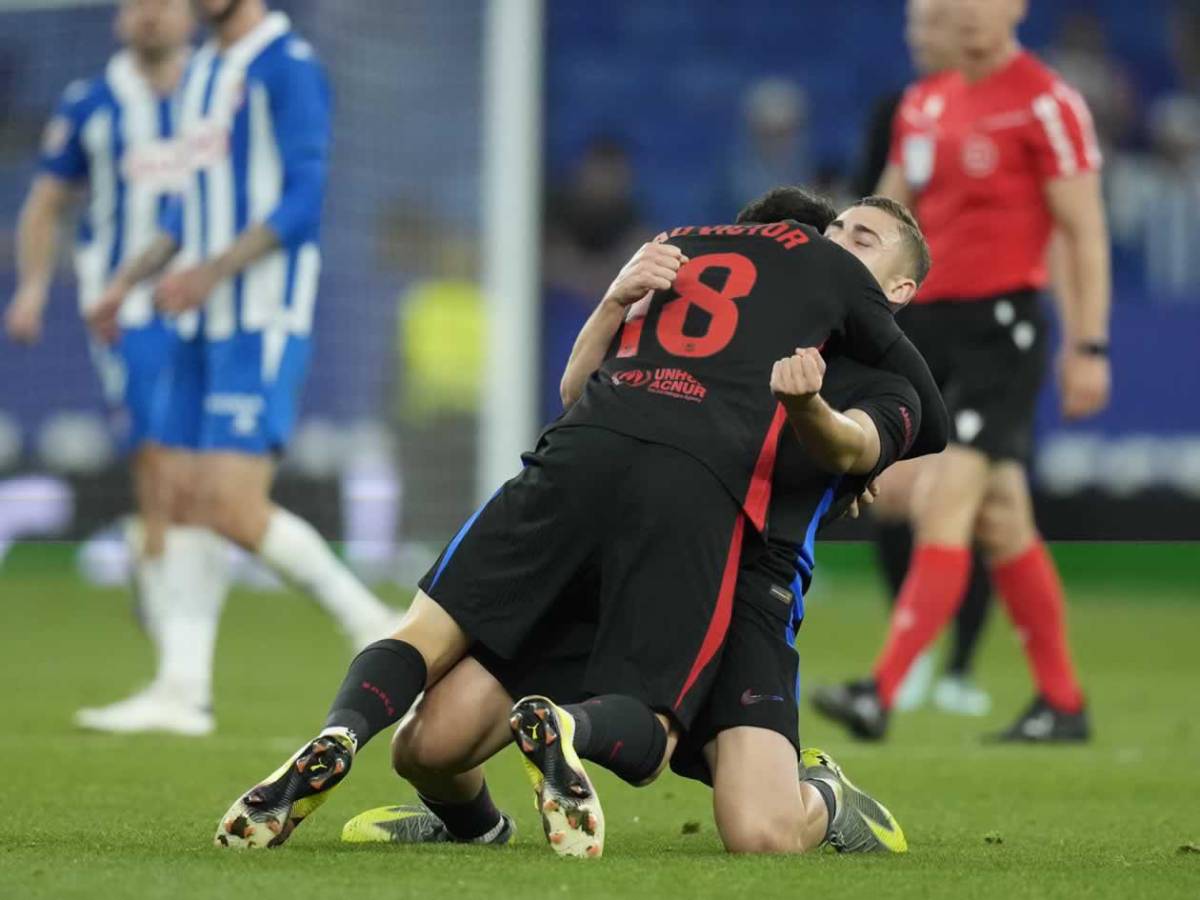 Barcelona campeón festeja, Espanyol encendió aspersores, bronca y la orden de Flick