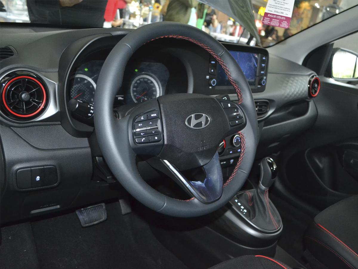 El Hyundai Grand i10 Hatchback está disponible en modelos automático y mecánico para adaptarse a las preferencias de los clientes.