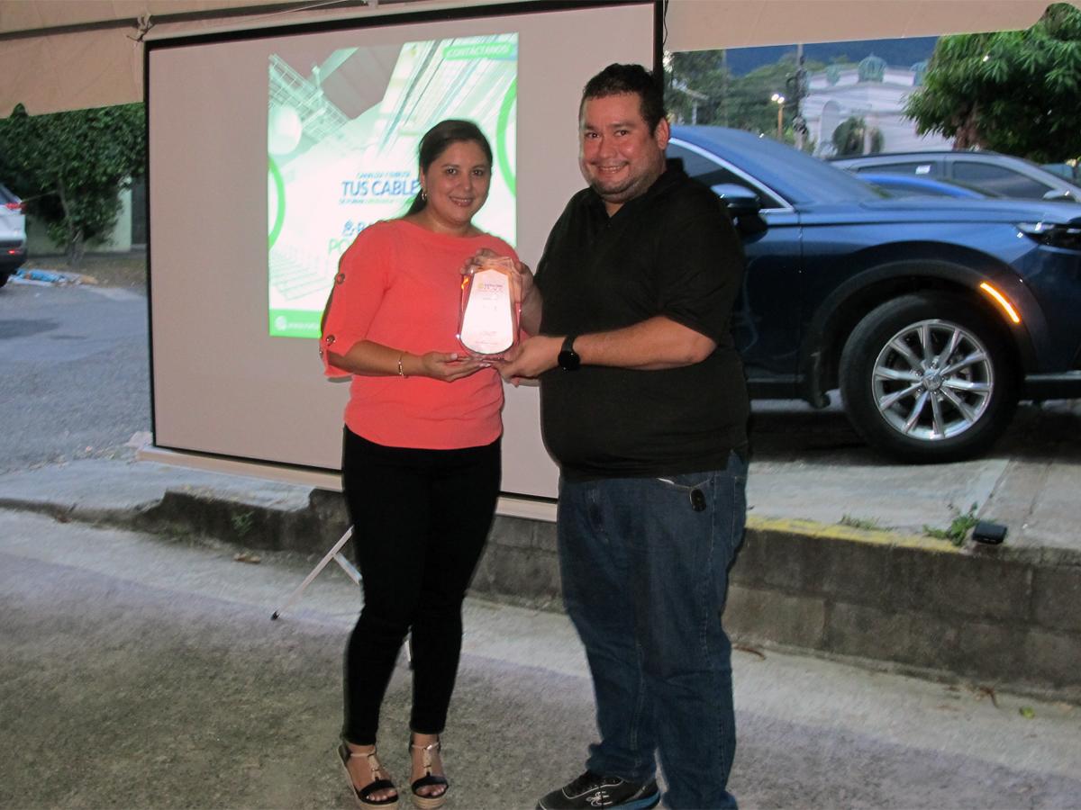 Los clientes de Network Place recibieron una placa de reconocimiento por su aporte al crecimiento de la empresa.