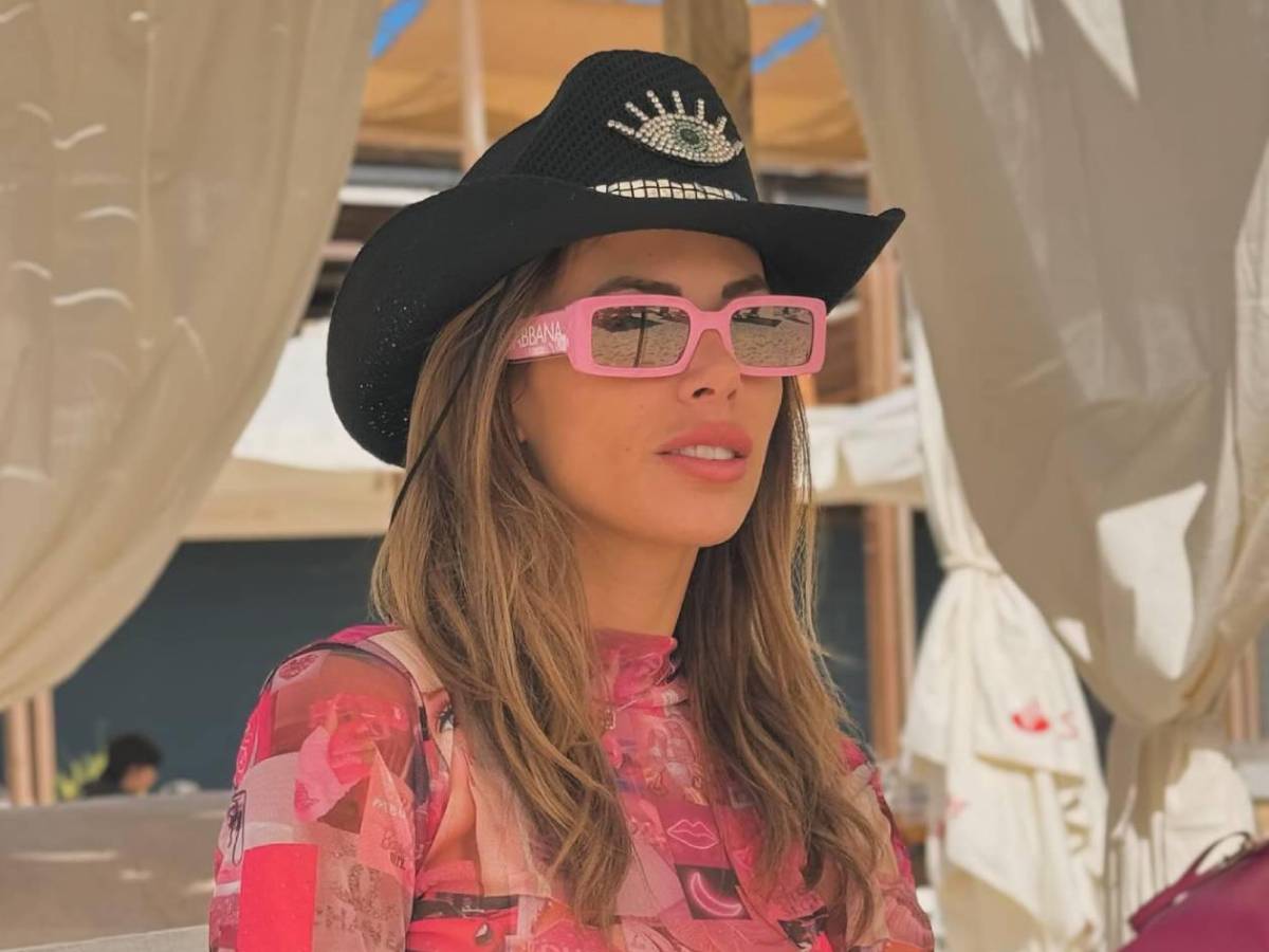 Escándalo: Novia de un delantero fue captada robando en tienda y ella reacciona