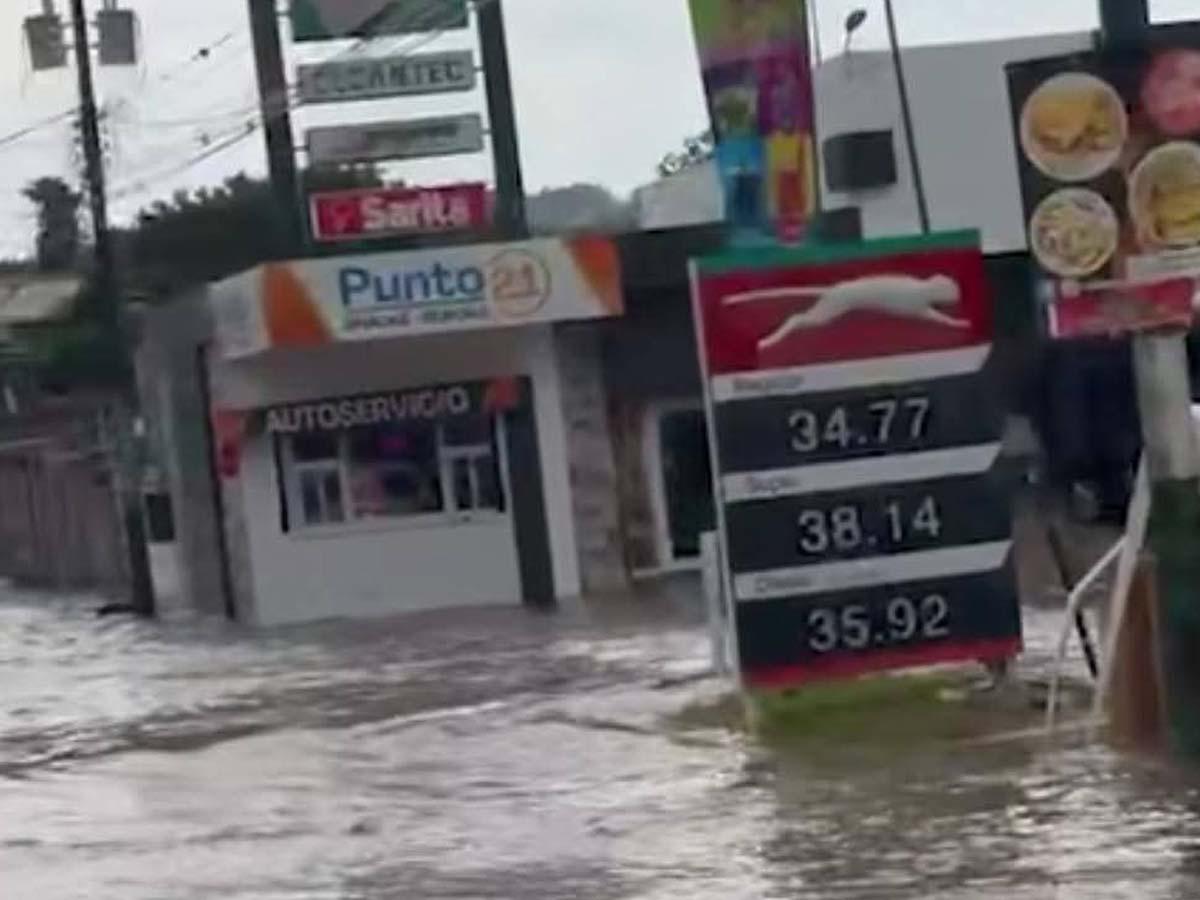 Lluvias azotan Siguatepeque y provocan caída de valla de restaurante