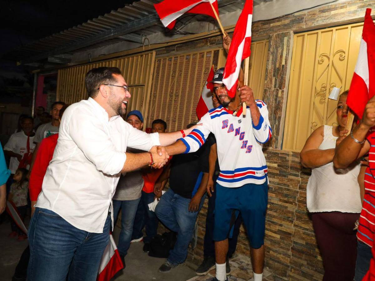 Casa por casa, Jorge Cálix saluda a “quienes anhelan un cambio para Honduras”