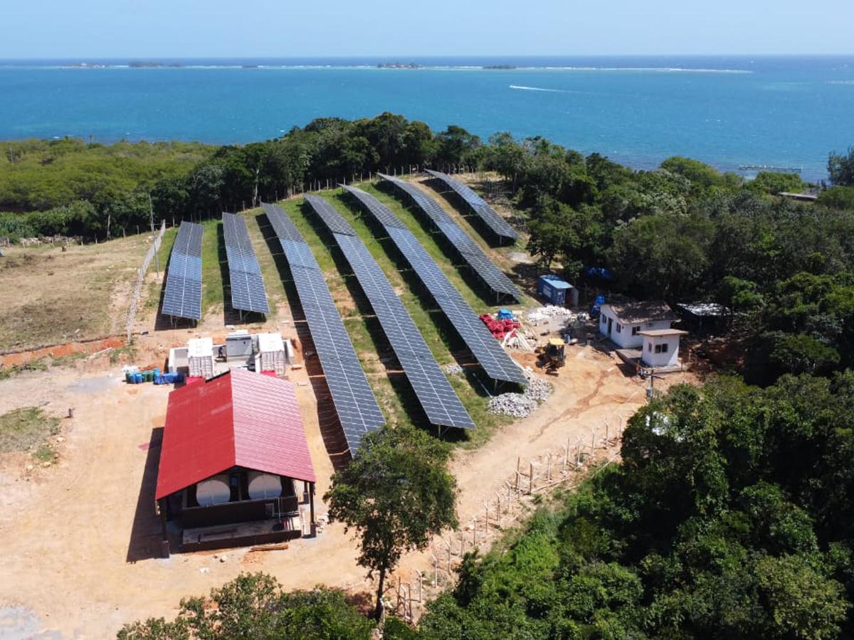 La Planta Enee Guanaja beneficia de manera directa a más de 6,013 habitantes de todo el municipio.