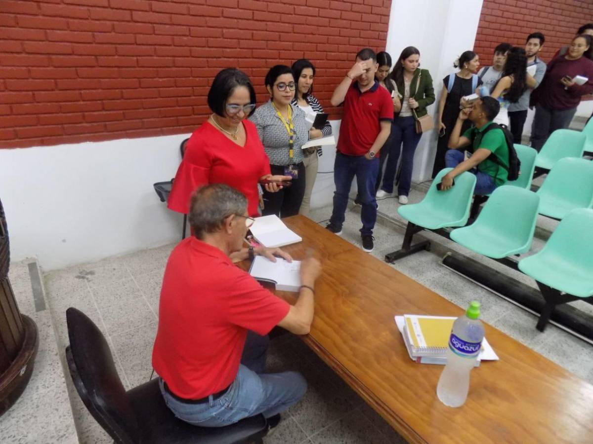 El filólogo Atanasio Herranz durante la firma de autógrafos.