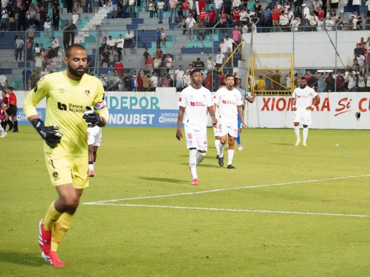 Caras largas en Olimpia, enfado de la afición con Espinel y festejo de Victoria