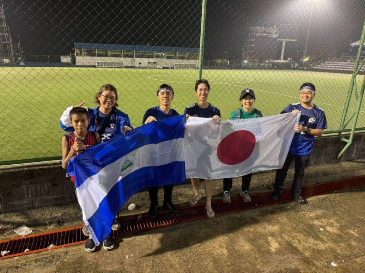 Hinchas japoneses dan lección de cultura tras partido entre Nicaragua y Haití