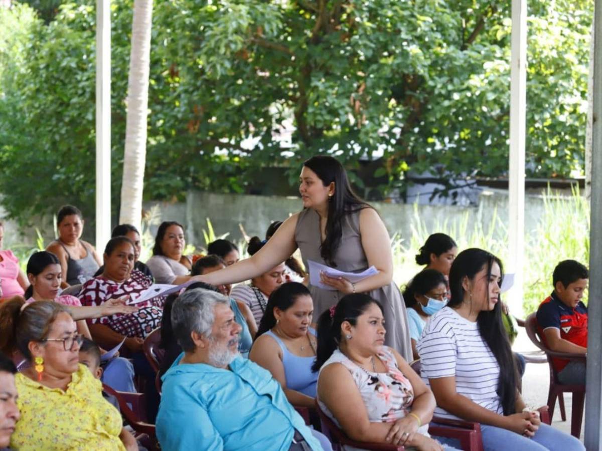 Cerca de 200 padres del CEB Dionisio de Herrera aprendieron sobre la adicción a pantallas