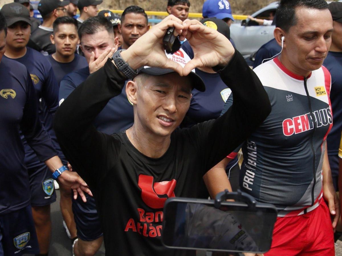 ¡Lo logró! Shin Fujiyama llega a la meta de los 250 kilómetros