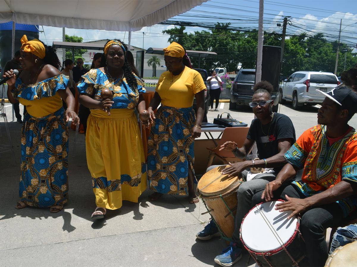 Al ritmo de la música garífuna los invitados disfrutaron del evento de inauguración del nuevo restaurante en San Pedro Sula.
