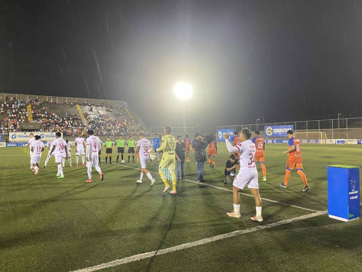 Olimpia y Real España festejan remontadas, jugador termina de portero, inundados y bellezas