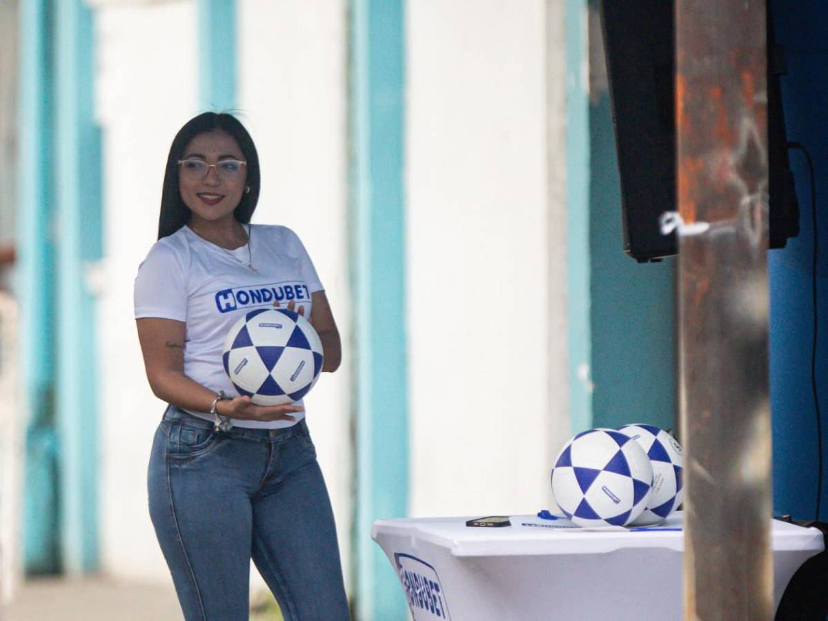 Tres mujeres enamoran y madre de reina da ejemplo en primer partido de Liga