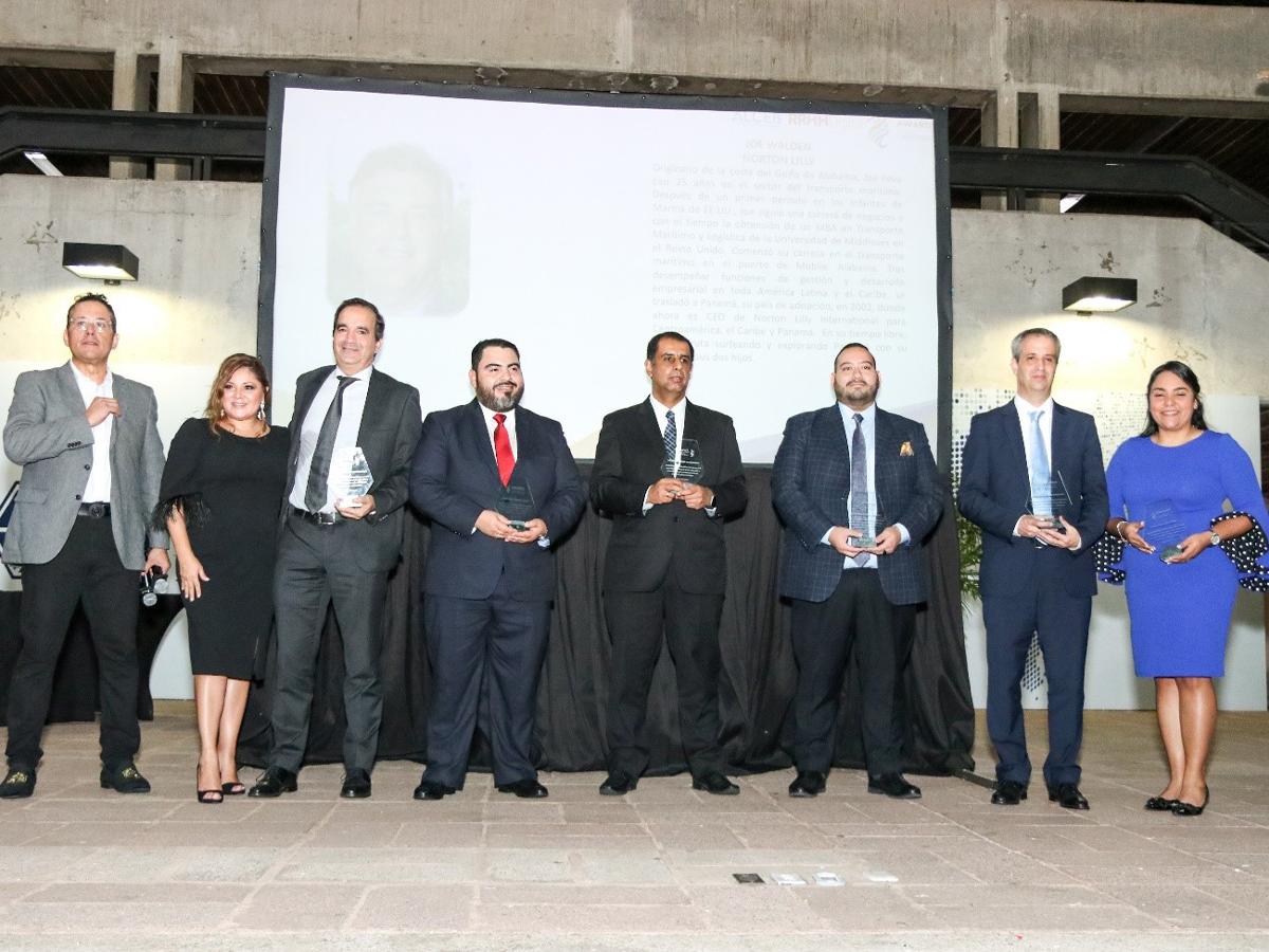 Awards of Happiness<sup>®</sup> galardonó a Startek<sup>®</sup> Honduras con la Certificación de Diversidad e Inclusión. Reciben el premio los altos ejecutivos de la empresa.
