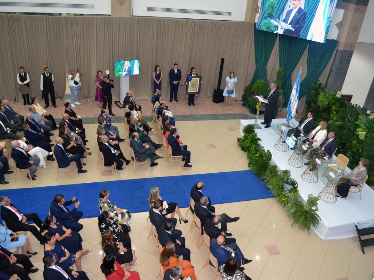 El público asistente escuchó atento el emotivo mensaje de Emín Abufele.