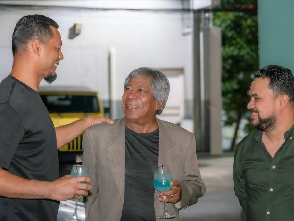 Omar Elvir emprende nueva faceta: inaugura negocio y figuras lo acompañaron