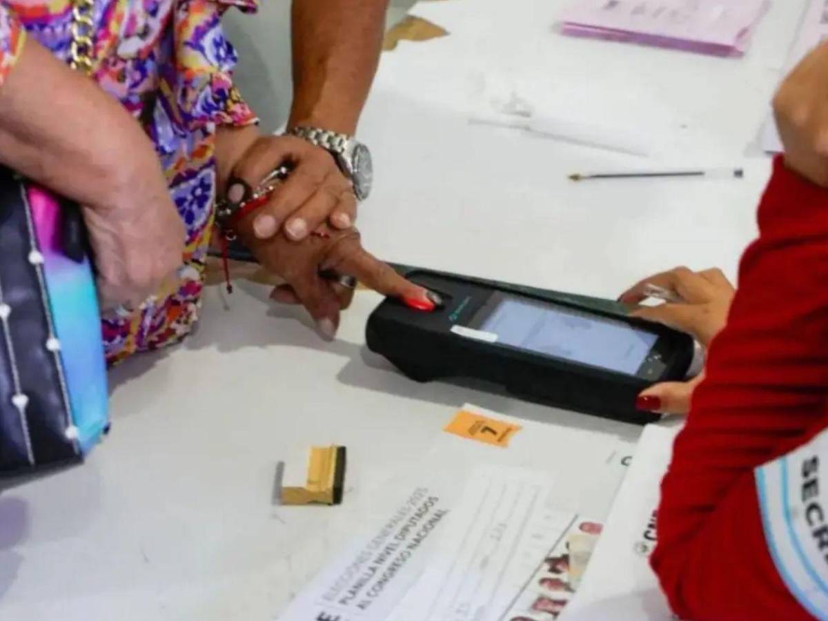 Golpes, abucheos y controversias en elecciones generales en Honduras