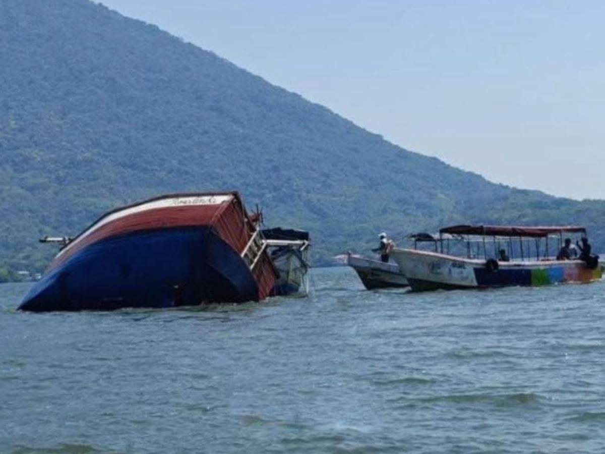 Lancheros de Amapala salvaron a la tripulación de Rosalinda