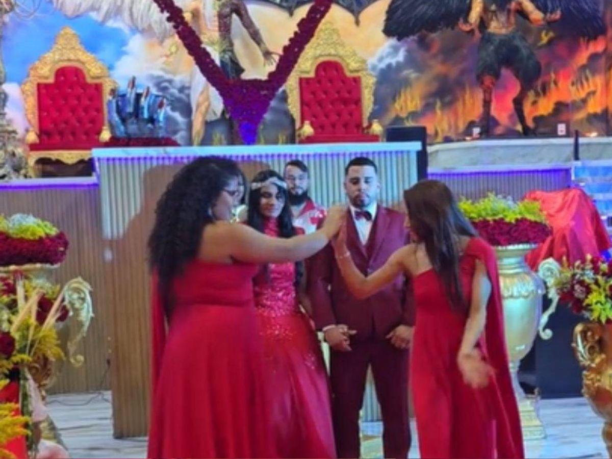 Primera pareja satánica se casa en la iglesia de Lucifer en medio de rituales