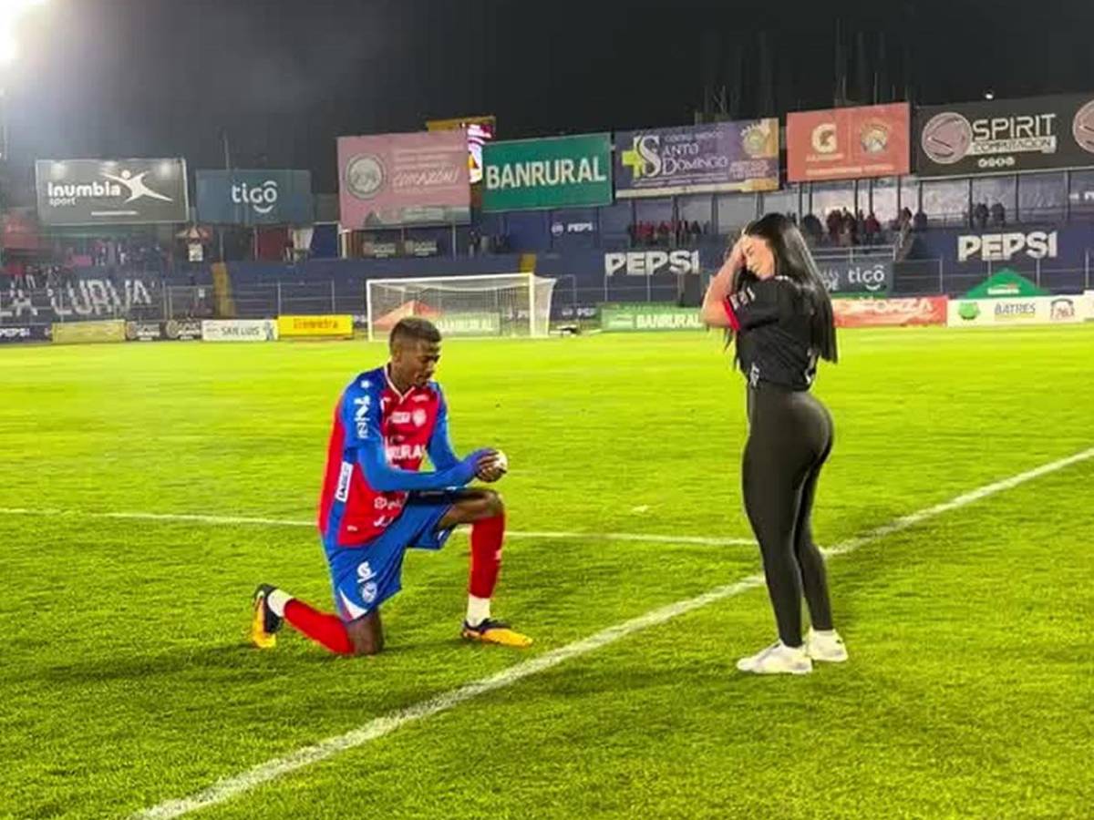 Futbolista tico rompe relación con su novia cuatro días después de pedirle matrimonio