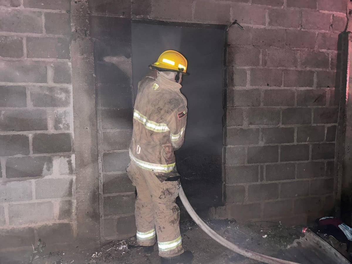 Fueron los Bomberos que descubrieron los cadáveres de madre e hijo en el interior de la vivienda incendiada.