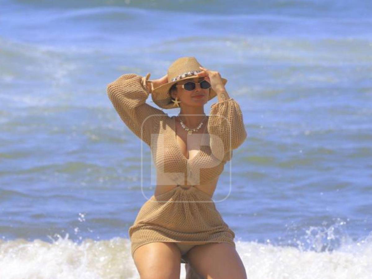 Milagro Flores impacta con atrevido traje de baño en playas de Tela