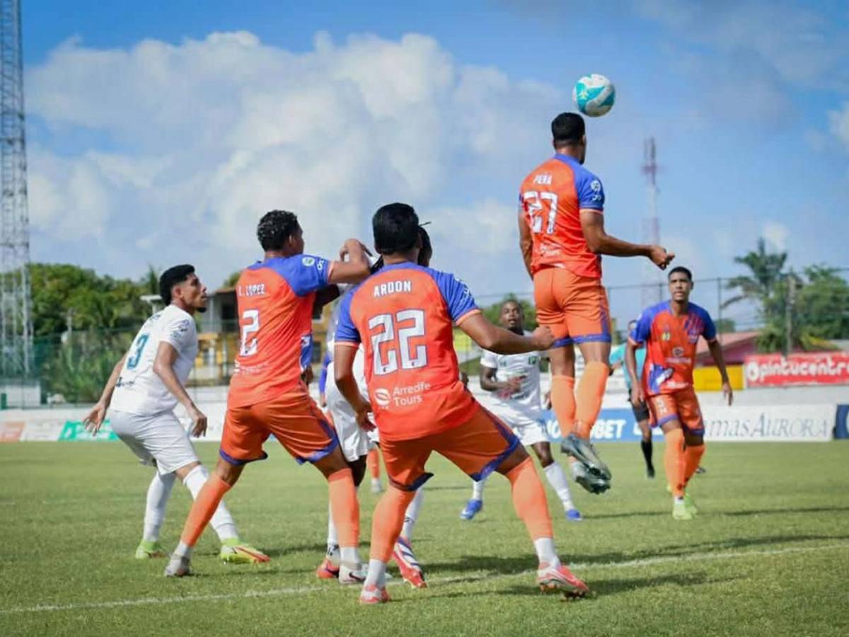 Marcó triplete y recibió beso, polémicas del FVS, selfie de Motagua y Victoria se hunde