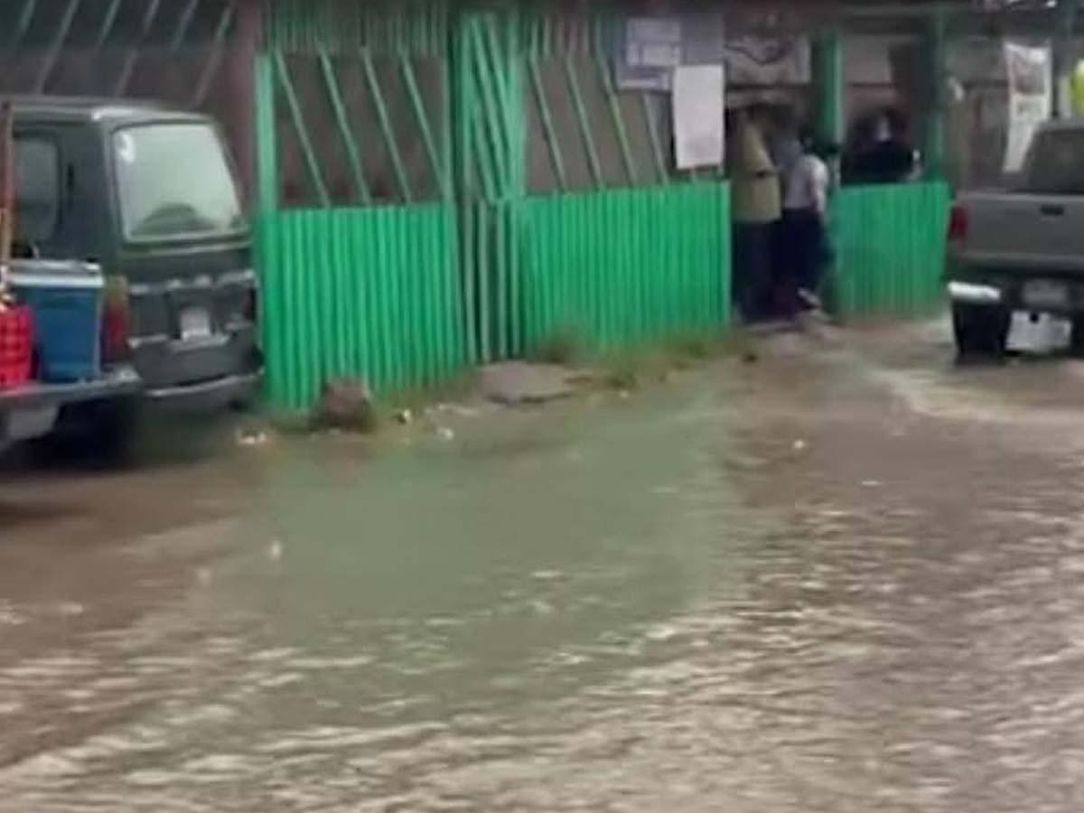 Lluvias azotan Siguatepeque y provocan caída de valla de restaurante