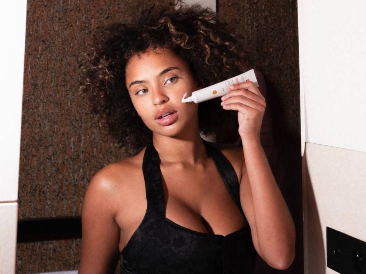 Famosa actriz e influencer acusa a futbolistas de acosarla cuando era menor de edad