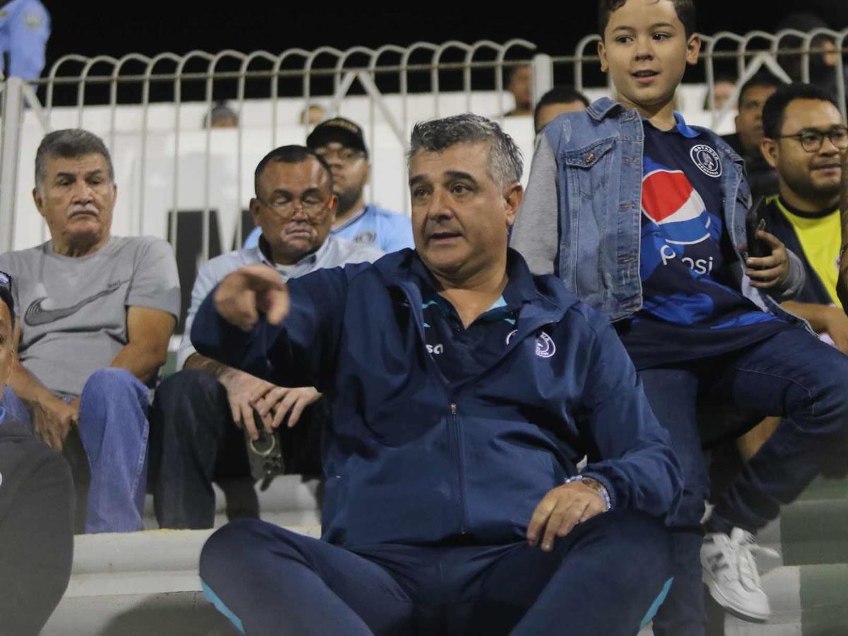 Diego Vázquez estuvo en las gradas del estadio Carlos Miranda de Comayagua durante el juego contra el Génesis.