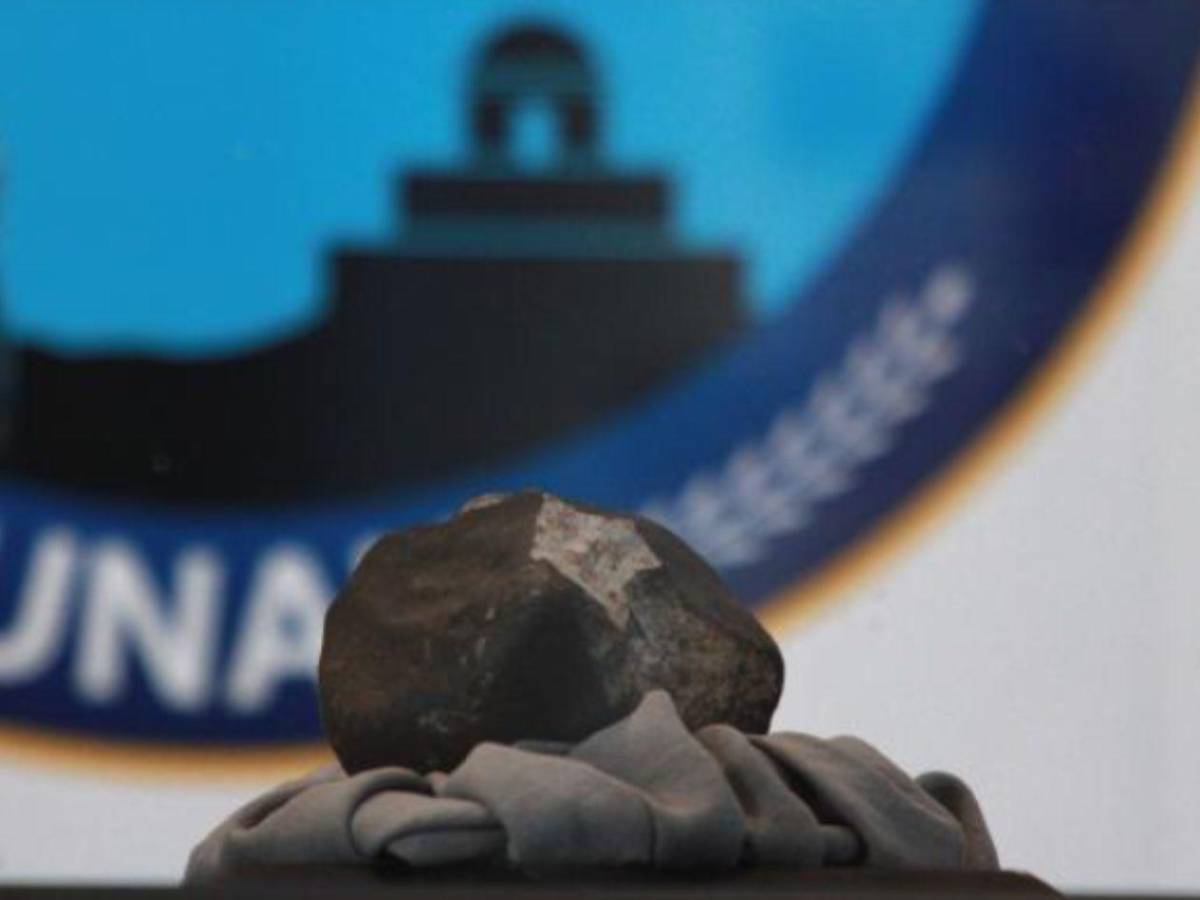 Así es el curioso meteorito que exponen y que atravesó una casa en Honduras