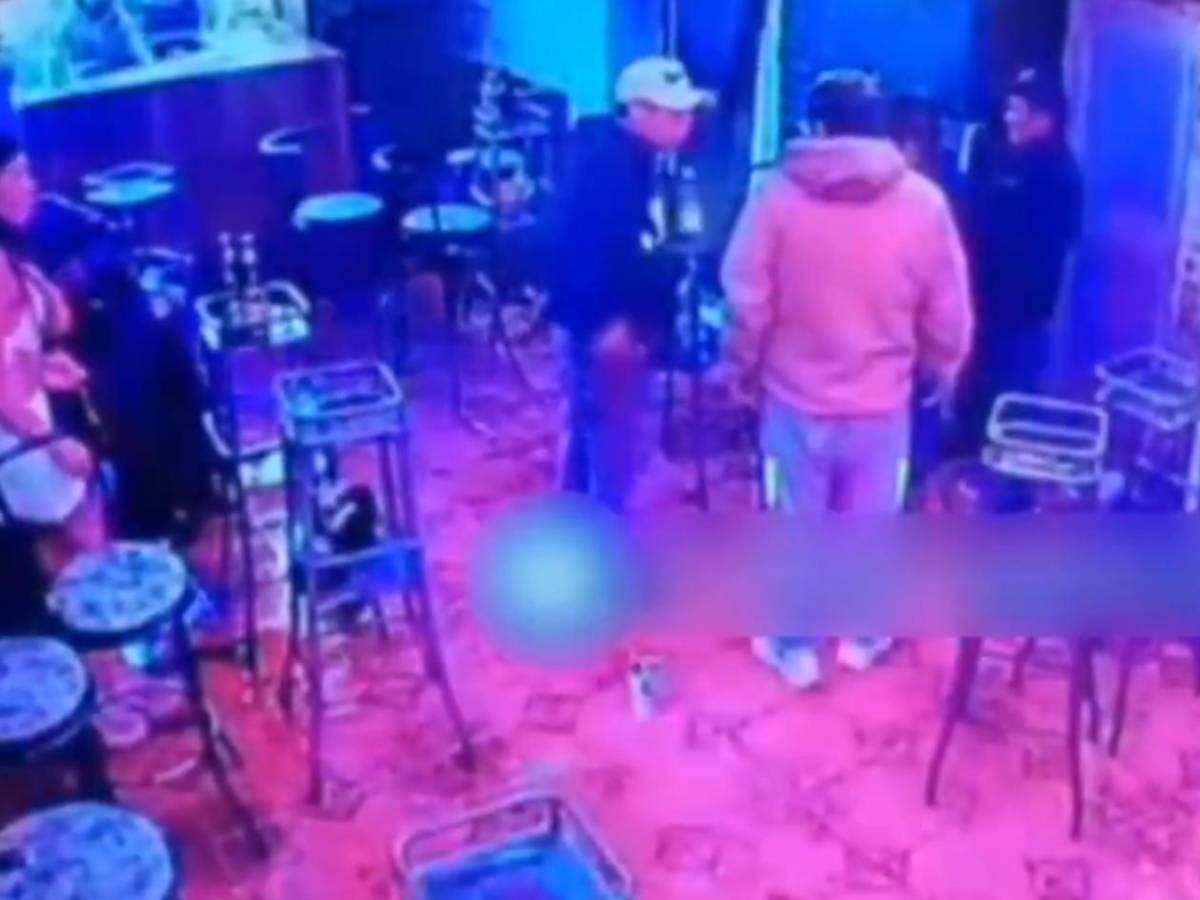 Horror: Cámaras captan despiadado asesinato de exfutbolista Wilfredo Puma en una cantina