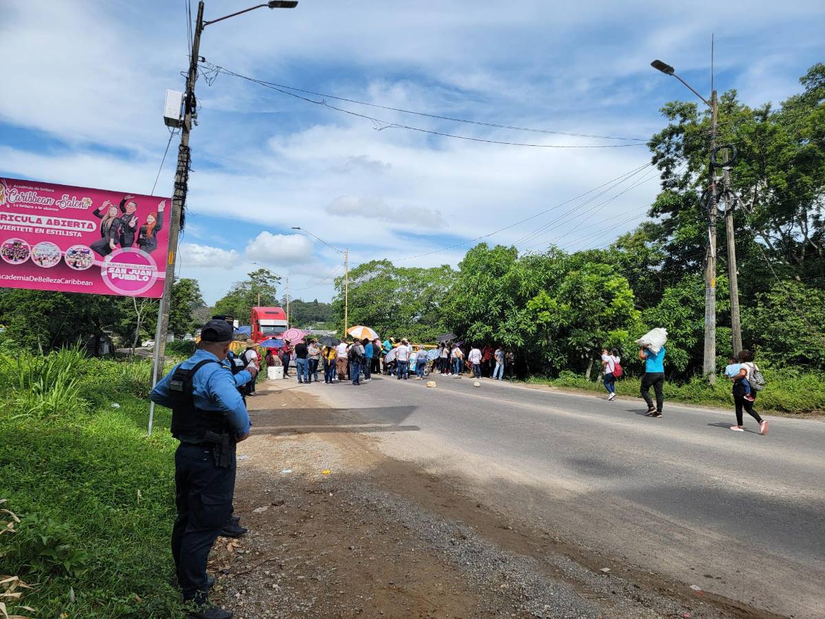 Maestros vuelven a la carga con tomas en La Ceiba