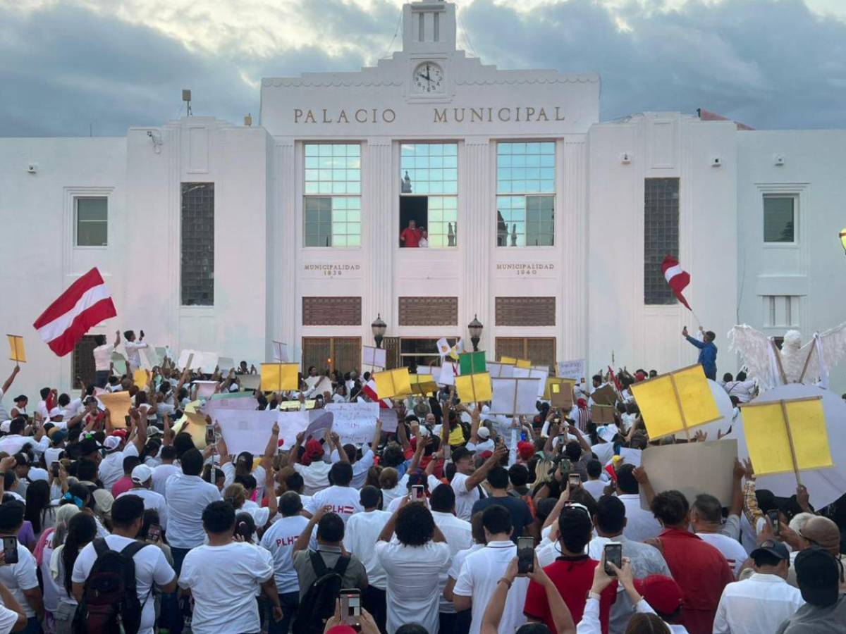 Sampedranos llegan al Parque Central a respaldar a Contreras tras convocatoria a protesta