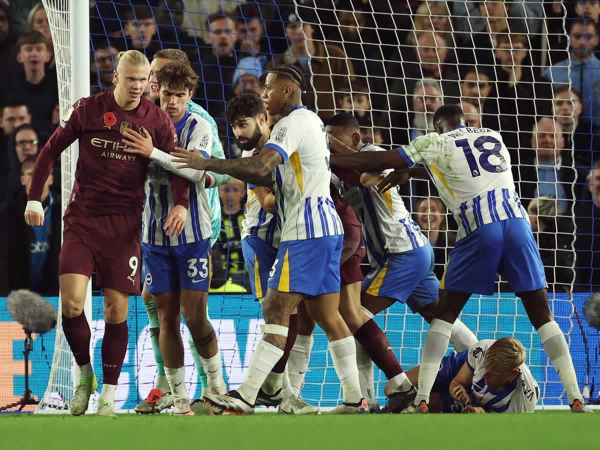 Haaland tuvo problemas con la defensa del Brighton.