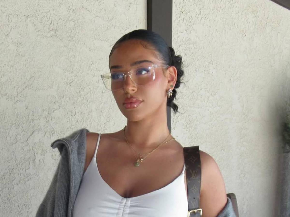 Bellingham se deja ver con su novia. Ella tiene pasado oscuro y preocupa