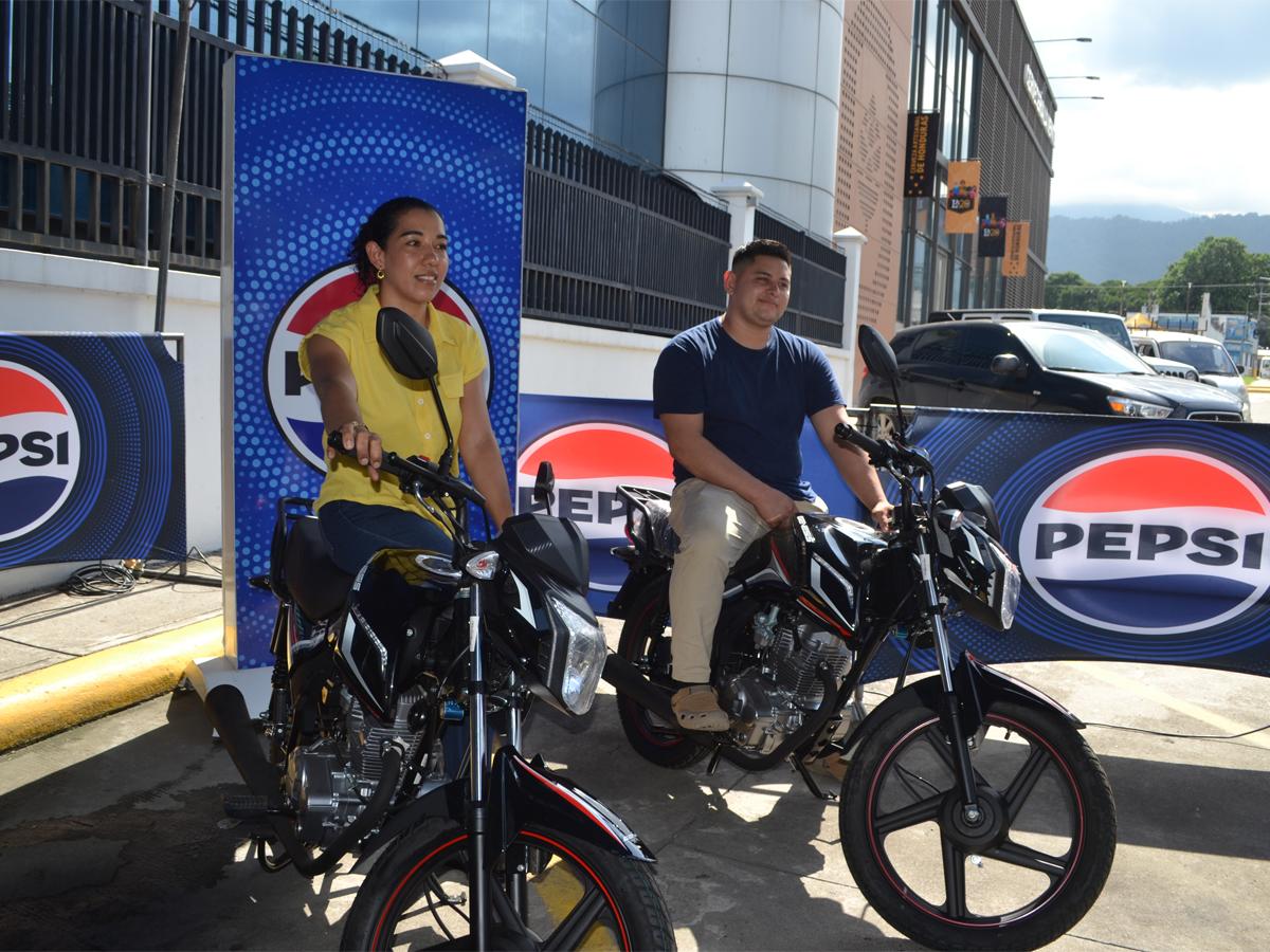 Rosa Vanesa García y José Nahín Arbizú, ambos ganadores de una moto Génesis.
