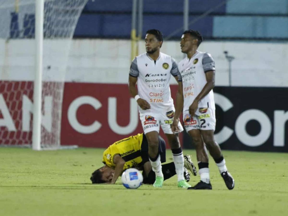 La alegría de Real España, grave lesión, jugador caminó descalzoy linda chica enamora