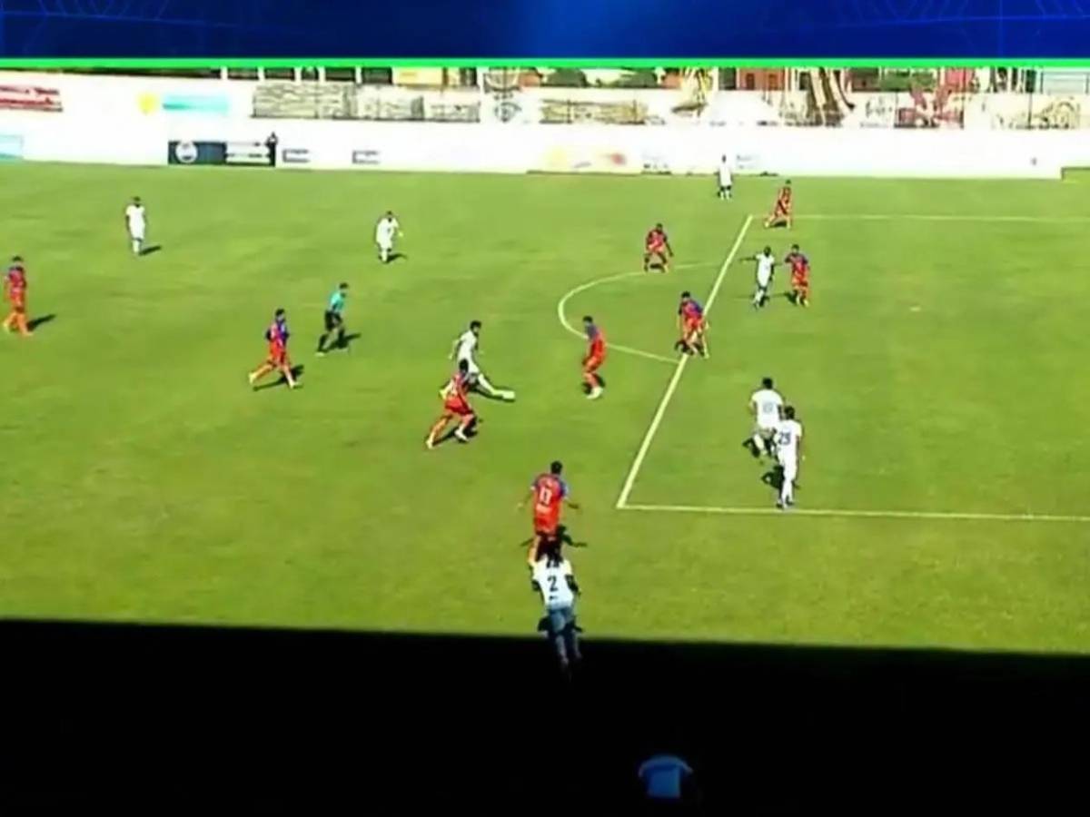 Marcó triplete y recibió beso, polémicas del FVS, selfie de Motagua y Victoria se hunde