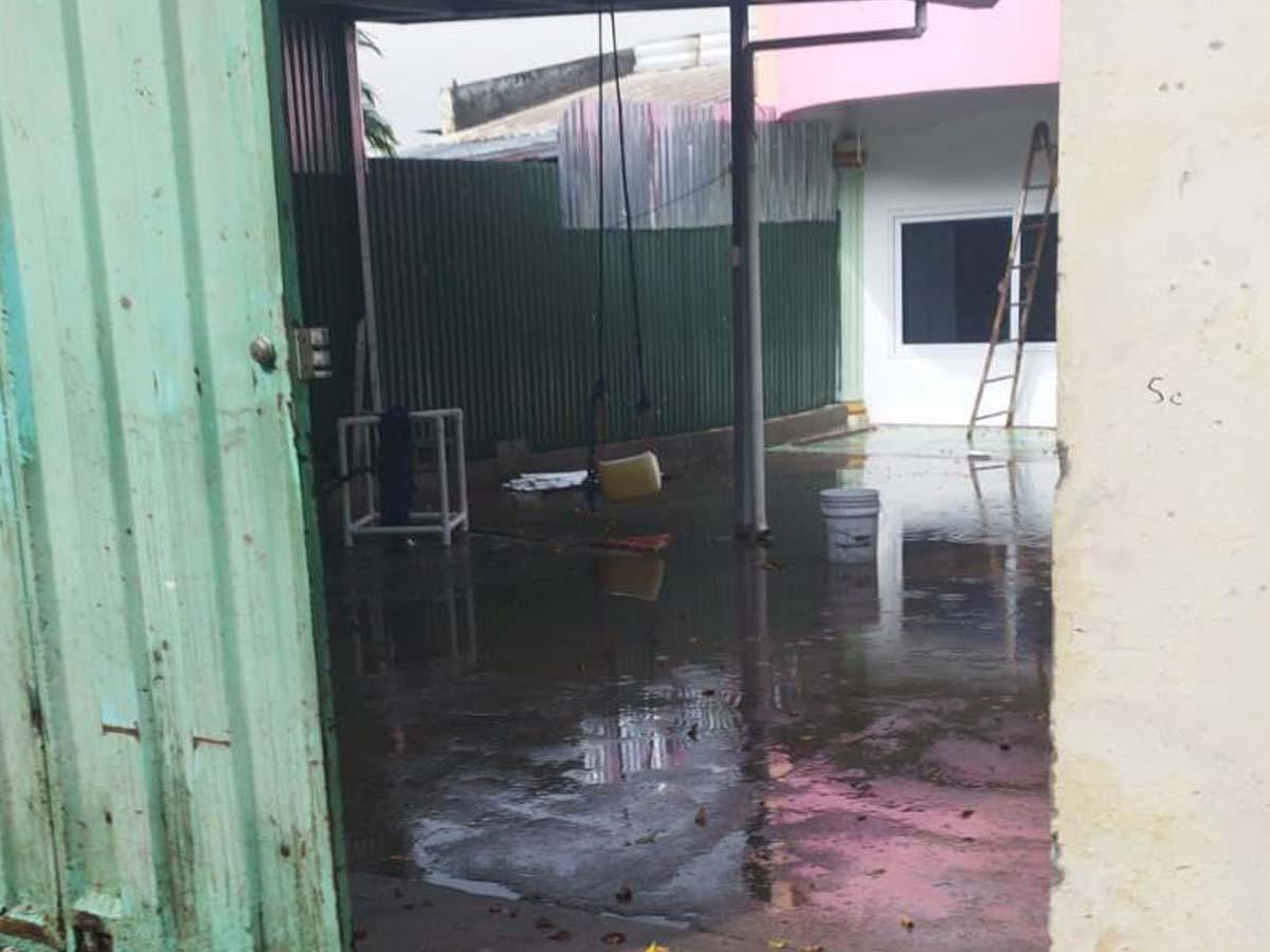 Lluvias azotan Siguatepeque y provocan caída de valla de restaurante