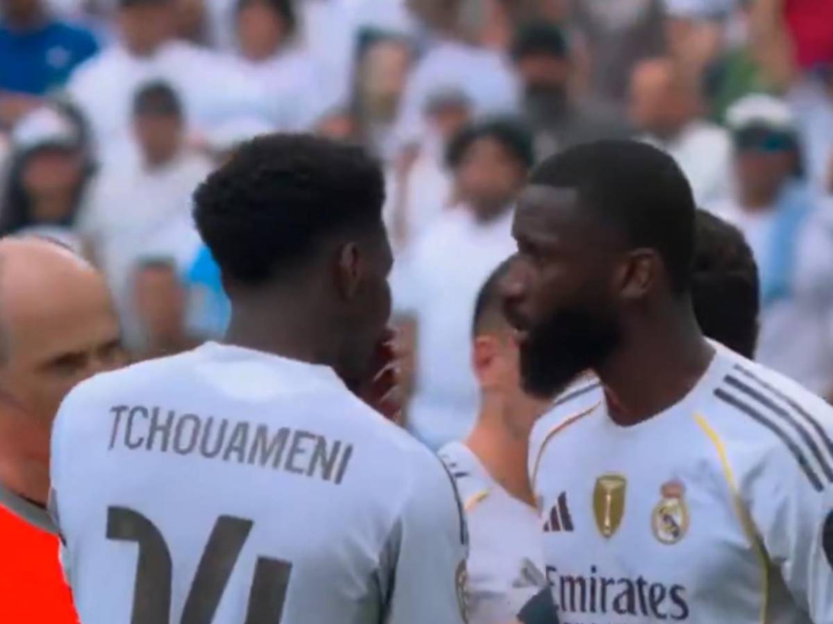 Real Madrid- Pachuca: Enfado de Xabi, mofa a Vinicius y polémico gesto de árbitro