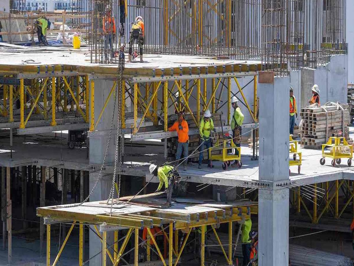 $!La ley pide a las empresas con más de 25 trabajadores verificar el estatus legal.