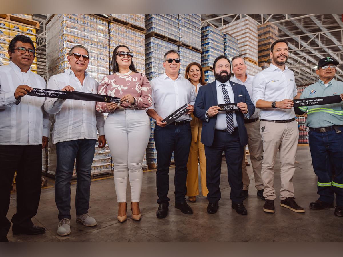 Representantes de Cervecería Hondureña, Gobierno Central y local, Poder Legislativo y la empresa privada, presentes en la inauguración del nuevo centro de distribución en Choluteca.