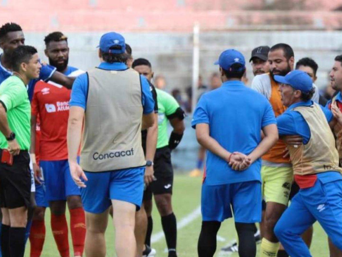 Pedro Troglio tuvo un cara a cara con árbitro, ¿qué se dijeron?
