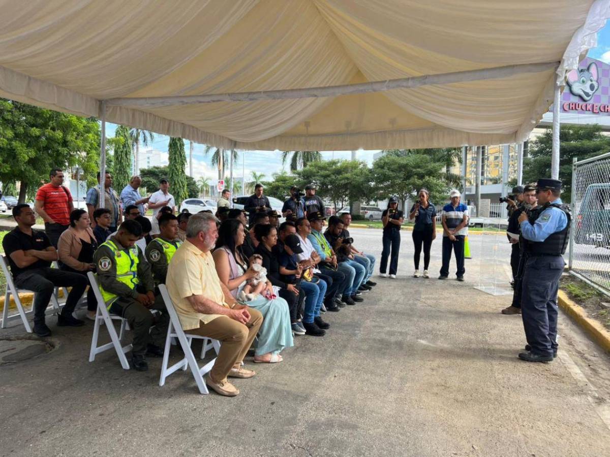 San Pedro Sula honra al inspector Kevin Pérez con placa por su acto heroico