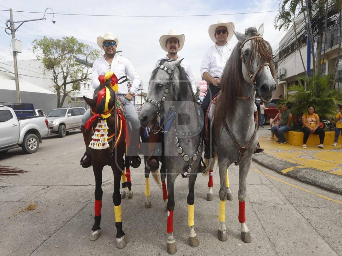 Belleza y alegría en el desfile hípico en San Pedro Sula