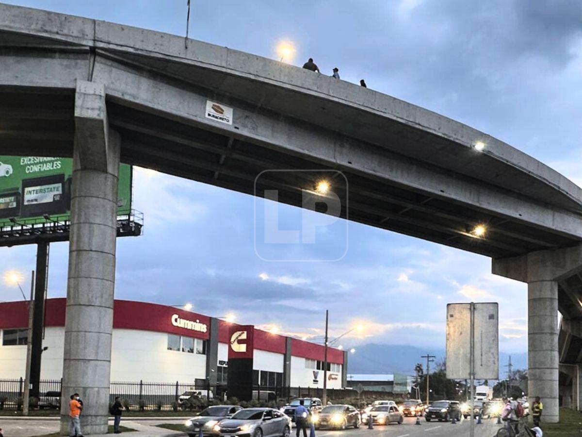 Muere motociclista tras caer de puente en la 33 calle de SPS